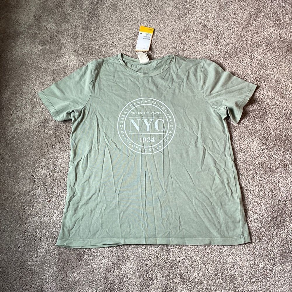 H&M NYC Graphic Tee Manhattan 1924 Logo Short Sleeve Casual Top NWT SIZE M